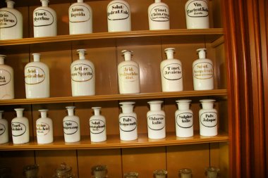 Eczane şişeli eski ahşap raflar.