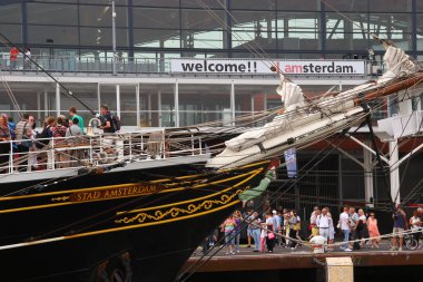 Limandaki güzel gemi manzarası