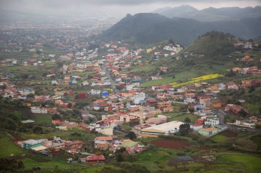 Vadi köyü binalarıyla dolu dağ manzarası