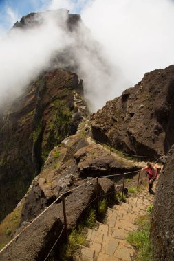 Dağ sırtının tepesinde, panoramik bir bakış açısı ve muhteşem volkanik dağ tepelerinin her iki tarafında da uçurumlar olan yürüyüş izleri.