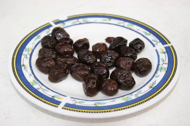 Beyaz bir plaka üzerinde kurutulmuş tarihleri