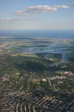 Nehrin havadan görünüşü, yeşil tarlalar ve köy.