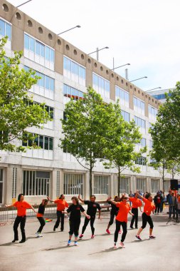 İnsanlar yolda bir meydanda dans ediyor..