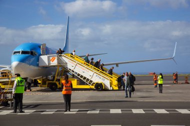 Bir uçağın, yer ekibinin havaalanına gelişi 