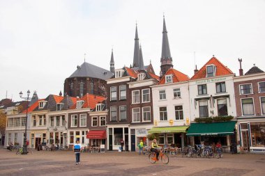 Hollanda 'nın eski Delft kasabası boyunca yürüyen turistler