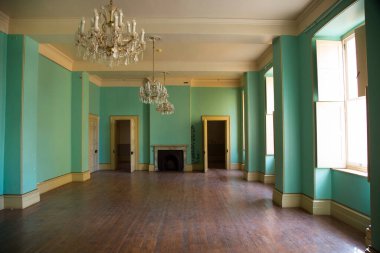 Bir otel odasının içinde.