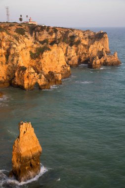 Güzel kayalık deniz manzarası