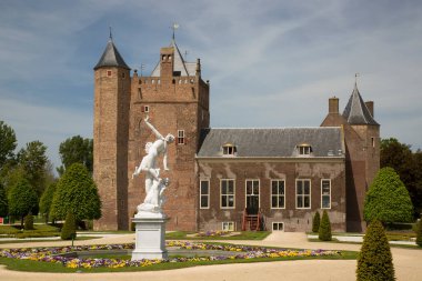 Bağlı şato ve geniş resmi bahçe, hanım evlatları, Viola, çiçek sınırları.