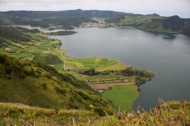 Dağlardaki nehrin havadan görünüşü