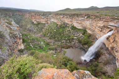 Dağlarda güzel bir şelale 
