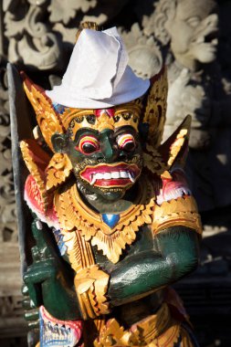 Bir tapınağın ya da dini bir yerin girişi için Balili Hindu mitolojik tasviri, figürü ve heykeli