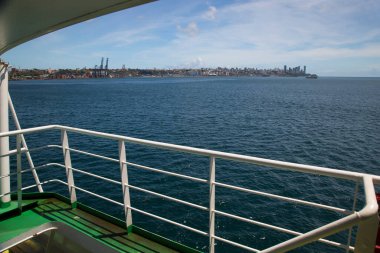 Deniz konsepti, feribot güvertesinden manzara. yaz tatili
