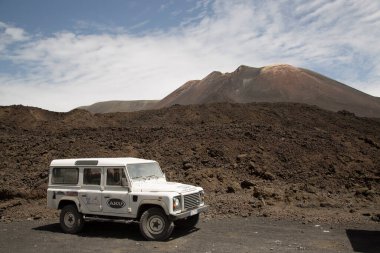 dağlarda kamyonet