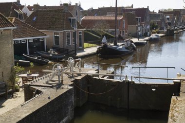 Güneşli bir günde kanalı olan güzel Avrupa kasabası