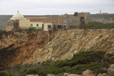 Uçurumdaki eski kasabanın manzarası