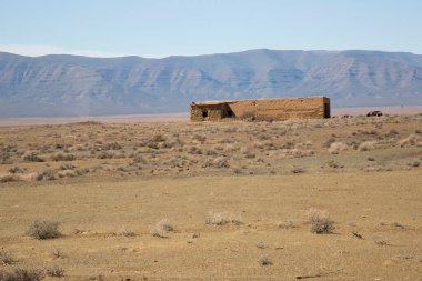 Çöldeki terk edilmiş eski ev. 