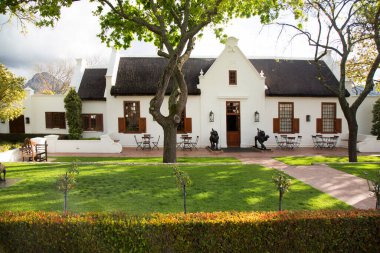 Tipik tarihi Hollanda sömürge çiftlikleri ve kırsal bir şehrin sokaklarındaki ev