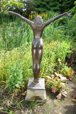 Yeşil bahçede güzel bir heykel resmi.