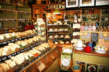 Birçok ürünü olan klasik gıda pazarı