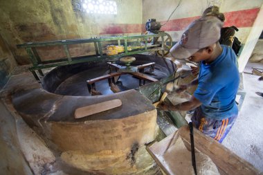 Un değirmeninde çalışan bir adam.