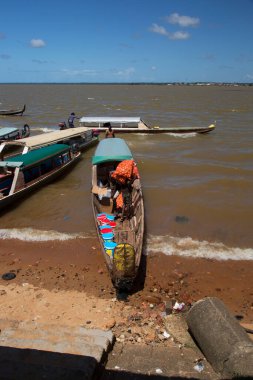 İnsanlar ve balıkçı tekneleri gün ışığında sahilde