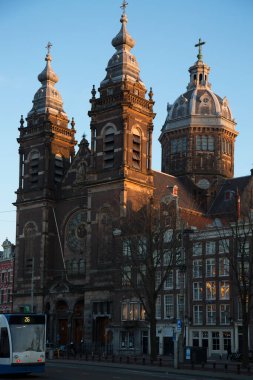 Tarihsel Sant Nicolas Bazilikası veya Amsterdam şehir merkezindeki kilise