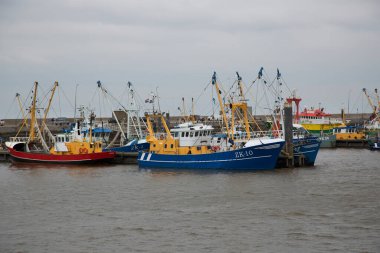 Bulutlu bir günde limanda tekneler