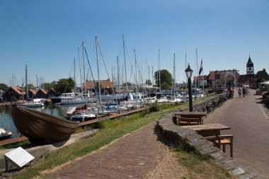 Rıhtımda demirlemiş teknelerin manzarası