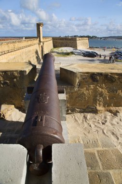 Hollanda tarihindeki 17. yüzyıldan kalma sahildeki kalede ağır bronz top.