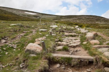 Bulutlu gökyüzünün altındaki dağlık manzaranın görüntüsü