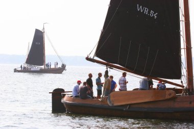 Güneşli bir günde denizde yüzen tekneler