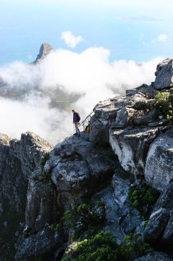 Masa Dağı 'nda yürüyüş yapan adam.