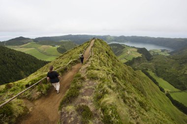 Turistler dağlarda yürüyor ve dinleniyorlar