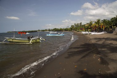Güneş ışığı, batur gölü ve Endonezya 'da kıyıya demir atmış tekneler.