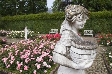 Botanik bahçesi manzaralı, heykeller ve çiçek açan.