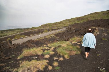 Dağlık arazide kadın yürüyüşçünün dikiz görüntüsü