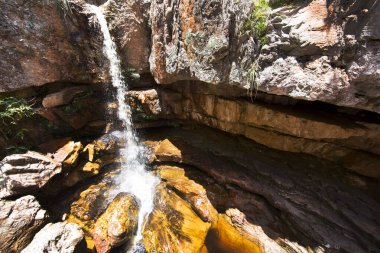 Şelaleli büyük taşların doğal manzarası.