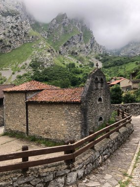 Yüksek dağ zirveleri arasındaki vadideki tipik tarım köyü.