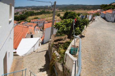 Beyaz evleri ve dar sokakları olan tipik bir Portekiz köyü.