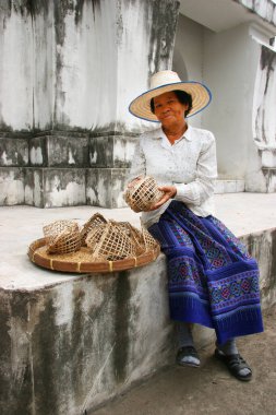 Çeşitli eşya ve hediyelik eşya satan bir dükkan.