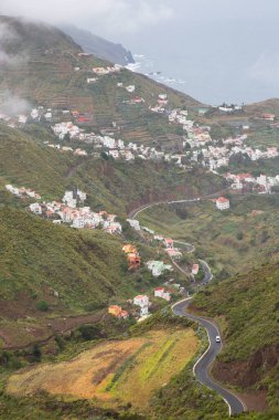 Kıyı şehirleri ve deniz manzaralı dağlar