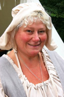 Hollanda 'da geleneksel kostümlü insanların katıldığı tarihi festival