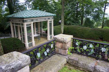 Bahçeli güzel Rockefeller malikanesi 