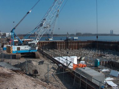 Vinçli inşaat alanı  