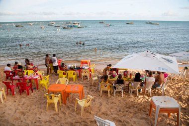Halk plajında dinlenen insanların görüntüsü, seyahat görüntüleri.