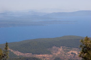 Sabahleyin dağların manzarası
