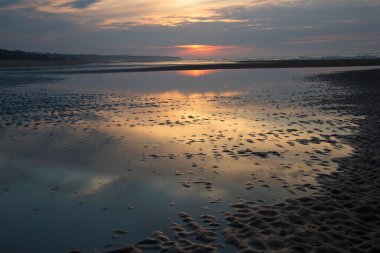 Denizin üzerinde güzel bir gün batımı