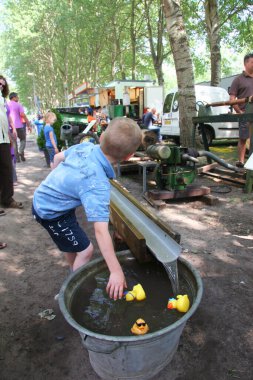 Parkta antika arabalar ve antika eşyalar var.