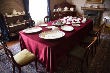 Eski kasabada bir restoranın içinde.