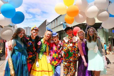 Şehirde bir meydanda festival